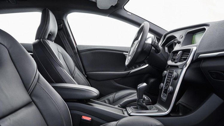 Volvo rust de V40 R-Design completer uit en levert het model als Business Sport voor een aantrekkelijke prjis.