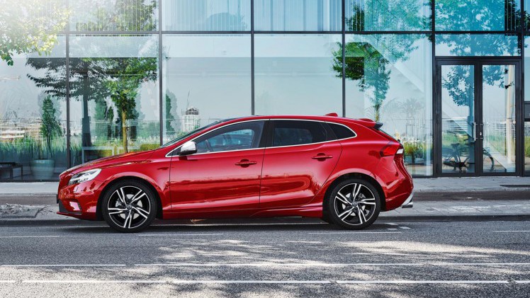 Volvo rust de V40 R-Design completer uit en levert het model als Business Sport voor een aantrekkelijke prjis.