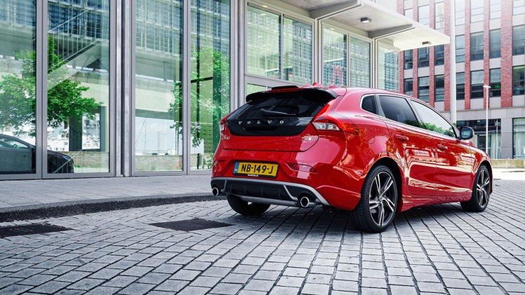 Volvo rust de V40 R-Design completer uit en levert het model als Business Sport voor een aantrekkelijke prjis.