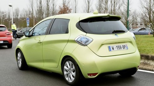 Renault presenteert een prototype op basis van de Zoe. De elektrische Next Two heeft geavanceerde technieken aan boord die de auto onder bepaalde omstandigheden autonoom kan laten rijden en parkeren.