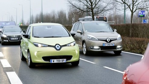 Renault presenteert een prototype op basis van de Zoe. De elektrische Next Two heeft geavanceerde technieken aan boord die de auto onder bepaalde omstandigheden autonoom kan laten rijden en parkeren.