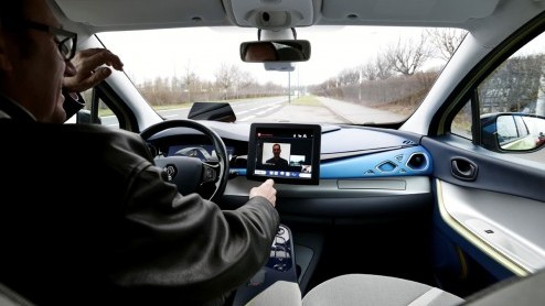 Renault presenteert een prototype op basis van de Zoe. De elektrische Next Two heeft geavanceerde technieken aan boord die de auto onder bepaalde omstandigheden autonoom kan laten rijden en parkeren.