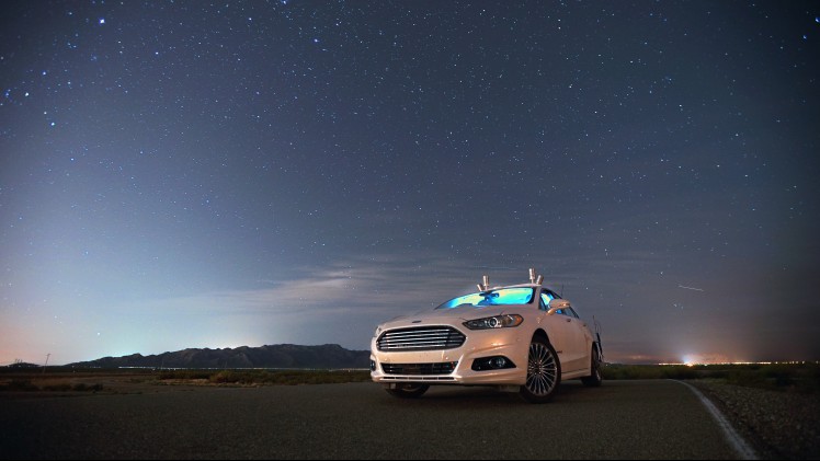 Ford laat met de Fusion Hybrid zien dat de techniek die autonoom rijden mogelijk maakt geen licht nodig heeft om goed te kunnen functioneren. Het prototype rijdt op een verlaten weg in het donker.