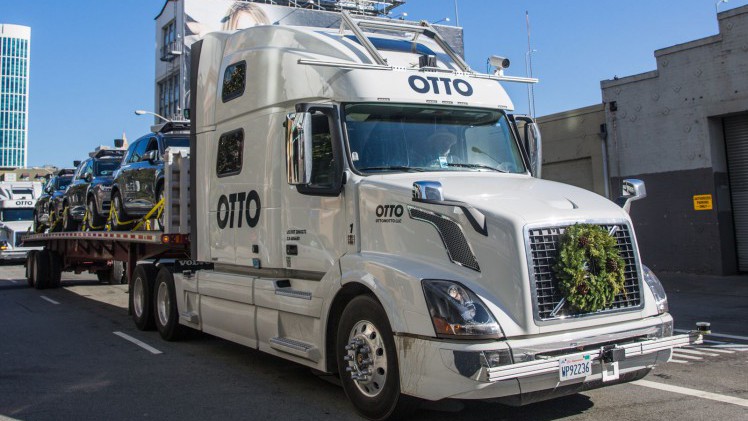 Nadat de eerste commercile rit met een autonoom rijdende vrachtwagen in oktober, is nu een volgende lading vervoerd: autonome Volvos van Uber.