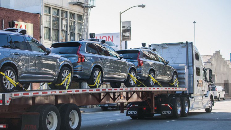 Nadat de eerste commercile rit met een autonoom rijdende vrachtwagen in oktober, is nu een volgende lading vervoerd: autonome Volvos van Uber.