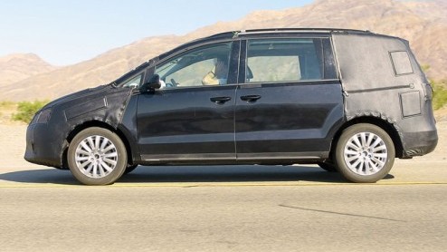 Zojuist gespot op een van de heetste plekken der aarde: de nieuwe Volkswagen Sharan. Inderdaad, Volkswagen heeft wel degelijk een opvolger voor deze multifunctionele ruime gezin- en bagagevervoerder g