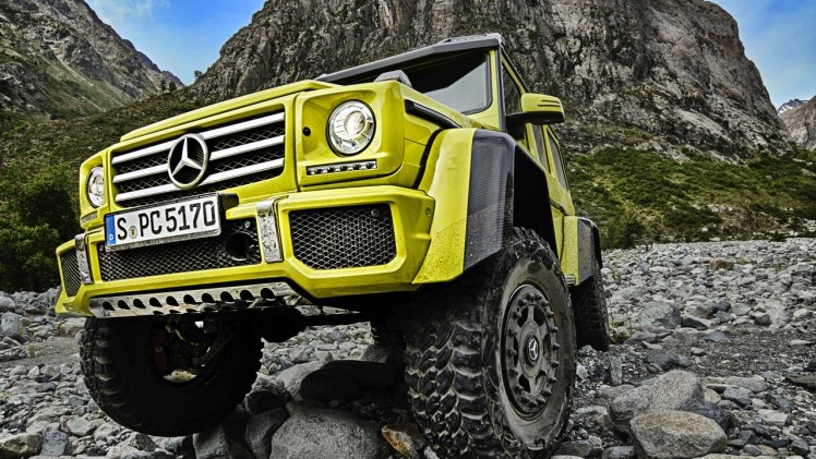 Mercedes-Benz G 500 4x4 doet extra stoer met 422 pk V8, 22 inch wielen, designo-details en utilitaire portaalassen.