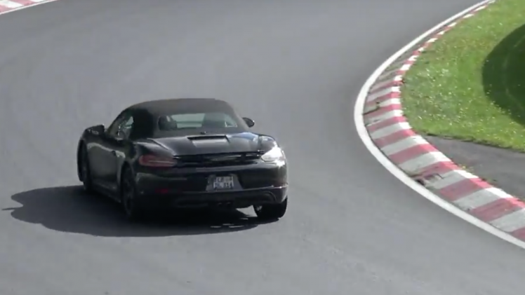 Turbomotoren zijn hot bij Porsche. Na de 911 gaat nu ook de Boxster aan de turbomotor, maar in dit geval is het een viercilinder in plaats van een zescilinder. Zo klinkt hij!