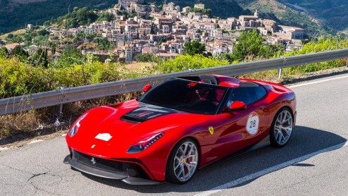 Op basis van de F12berlinetta heeft Ferrari Special Projects deze TRS ontwikkeld, een heuse one-off die voor een zeer vermogende klant is gebouwd. Het prijskaartje schijnt de 3 miljoen euro.