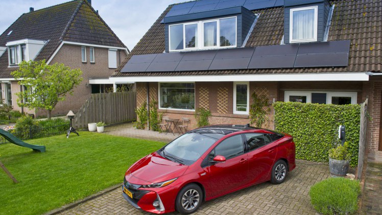 Voor 4.000 euro plaatst Toyota zonnepanelen op het dak van de Prius Plug-in Hybrid.