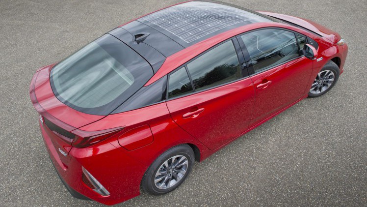 Voor 4.000 euro plaatst Toyota zonnepanelen op het dak van de Prius Plug-in Hybrid.