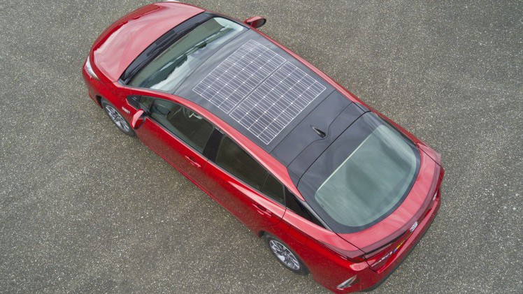 Voor 4.000 euro plaatst Toyota zonnepanelen op het dak van de Prius Plug-in Hybrid.