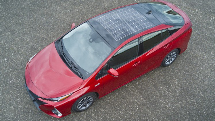 Voor 4.000 euro plaatst Toyota zonnepanelen op het dak van de Prius Plug-in Hybrid.