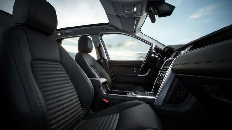 Land Rover introduceert zuinige Ingenium-diesels voor Discovery Sport, met lagere prijzen ten gevolge.