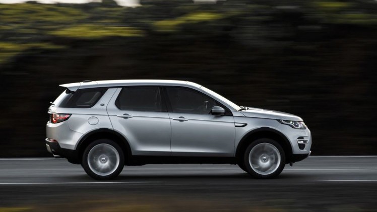 Land Rover introduceert zuinige Ingenium-diesels voor Discovery Sport, met lagere prijzen ten gevolge.