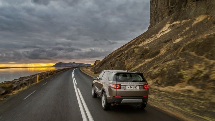 Land Rover introduceert zuinige Ingenium-diesels voor Discovery Sport, met lagere prijzen ten gevolge.