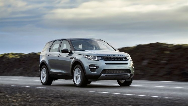Land Rover introduceert zuinige Ingenium-diesels voor Discovery Sport, met lagere prijzen ten gevolge.