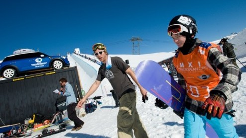 Het nuttige met het aangename verenigen. Dat is wat we hebben gedaan door af te reizen naar Zwitserland en zowel de Autosalon van Genve als het grootste Europese snowboardevenement te bezoeken: Burto