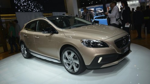 Volvo heeft kort na de introductie van de V40 Cross Country in Parijs de prijslijst bekend gemaakt. De avontuurlijk gestylede uitvoering van de V40 is er vanaf 28.495 euro met de D2 diesel en 20% bijt