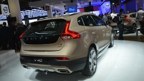 Volvo heeft kort na de introductie van de V40 Cross Country in Parijs de prijslijst bekend gemaakt. De avontuurlijk gestylede uitvoering van de V40 is er vanaf 28.495 euro met de D2 diesel en 20% bijt