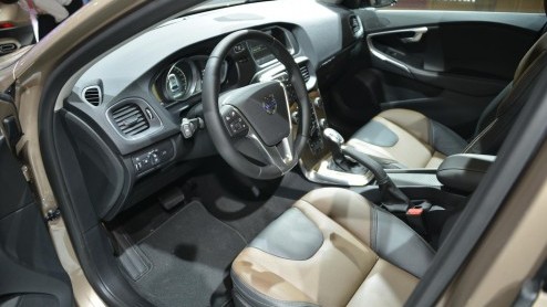 Volvo heeft kort na de introductie van de V40 Cross Country in Parijs de prijslijst bekend gemaakt. De avontuurlijk gestylede uitvoering van de V40 is er vanaf 28.495 euro met de D2 diesel en 20% bijt