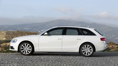 Audi heeft de A4 een nieuw gezicht gegeven. Achter het nieuwe front schuilt een nieuwe stap voorwaarts in efficintie, waarbij de geavanceerde 1.8 TFSI en vernieuwde 2.0 TDI motor speciale aandacht ve
