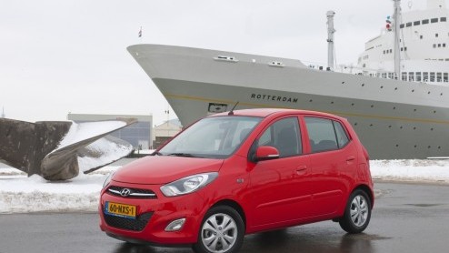 Met het vernieuwen van de Hyundai i10 beweren zijn makers het beste kleintje in de markt te hebben. De i10 is uiteraard niet alleen wegenbelasting- en BPM-vrij, maar feitelijk ook ruimer, vinniger e