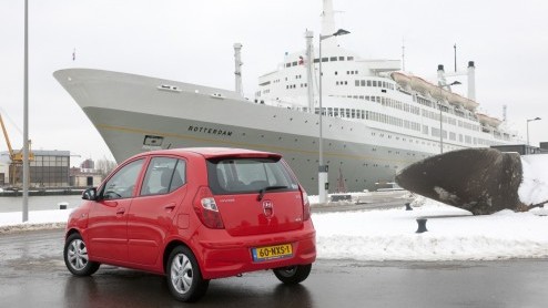 Met het vernieuwen van de Hyundai i10 beweren zijn makers het beste kleintje in de markt te hebben. De i10 is uiteraard niet alleen wegenbelasting- en BPM-vrij, maar feitelijk ook ruimer, vinniger e