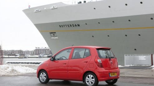 Met het vernieuwen van de Hyundai i10 beweren zijn makers het beste kleintje in de markt te hebben. De i10 is uiteraard niet alleen wegenbelasting- en BPM-vrij, maar feitelijk ook ruimer, vinniger e
