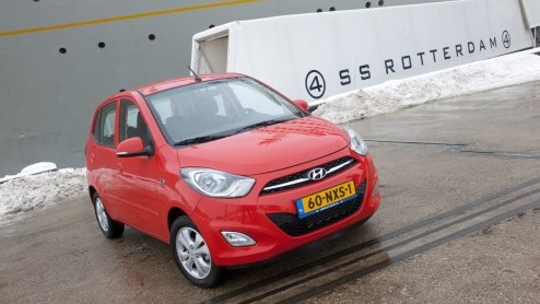 Met het vernieuwen van de Hyundai i10 beweren zijn makers het beste kleintje in de markt te hebben. De i10 is uiteraard niet alleen wegenbelasting- en BPM-vrij, maar feitelijk ook ruimer, vinniger e