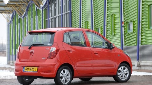 Met het vernieuwen van de Hyundai i10 beweren zijn makers het beste kleintje in de markt te hebben. De i10 is uiteraard niet alleen wegenbelasting- en BPM-vrij, maar feitelijk ook ruimer, vinniger e