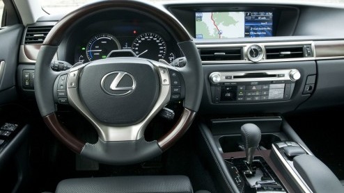 In 2006 introduceerde Lexus met de GS450h de eerste hybridesedan in de hogere middenklasse. Lange tijd had die luxe Japanner het rijk alleen. Binnenkort staat de nieuwe generatie aan de start en die v