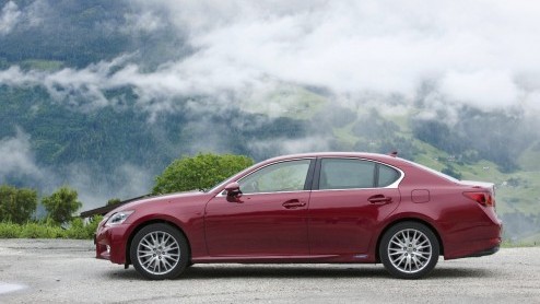 In 2006 introduceerde Lexus met de GS450h de eerste hybridesedan in de hogere middenklasse. Lange tijd had die luxe Japanner het rijk alleen. Binnenkort staat de nieuwe generatie aan de start en die v
