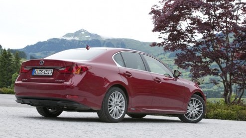 In 2006 introduceerde Lexus met de GS450h de eerste hybridesedan in de hogere middenklasse. Lange tijd had die luxe Japanner het rijk alleen. Binnenkort staat de nieuwe generatie aan de start en die v
