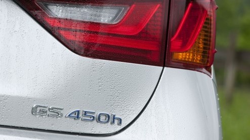 In 2006 introduceerde Lexus met de GS450h de eerste hybridesedan in de hogere middenklasse. Lange tijd had die luxe Japanner het rijk alleen. Binnenkort staat de nieuwe generatie aan de start en die v