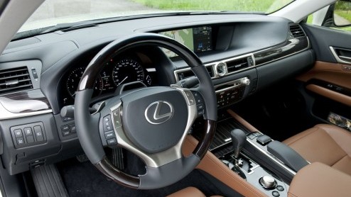 In 2006 introduceerde Lexus met de GS450h de eerste hybridesedan in de hogere middenklasse. Lange tijd had die luxe Japanner het rijk alleen. Binnenkort staat de nieuwe generatie aan de start en die v