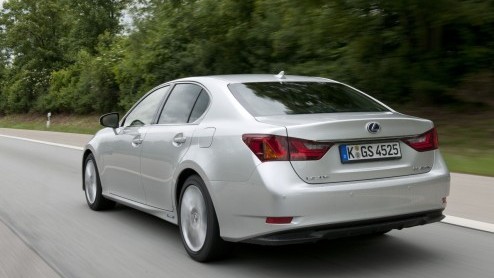 In 2006 introduceerde Lexus met de GS450h de eerste hybridesedan in de hogere middenklasse. Lange tijd had die luxe Japanner het rijk alleen. Binnenkort staat de nieuwe generatie aan de start en die v