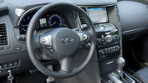Infiniti heeft in ons land nog veel aan verkopen en naamsbekendheid te winnen. En dus wordt elk nieuwtje bij het Japanse luxemerk aan de grote klok gehangen. In de omgeving van Mnchen hebben we kenni