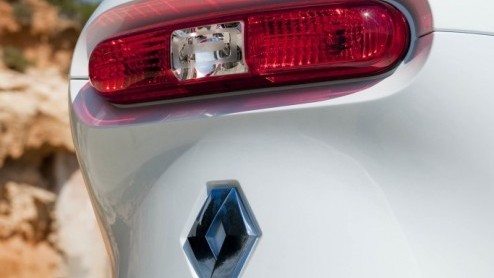 Is het een auto, een overdekte scooter, een karretje voor op de maan of een quad voor in de stad? De elektrische Renault Twizy roept vele vragen op en vraagt aandacht. Renault stuurde ons naar Ibiza o