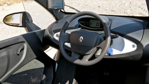 Is het een auto, een overdekte scooter, een karretje voor op de maan of een quad voor in de stad? De elektrische Renault Twizy roept vele vragen op en vraagt aandacht. Renault stuurde ons naar Ibiza o