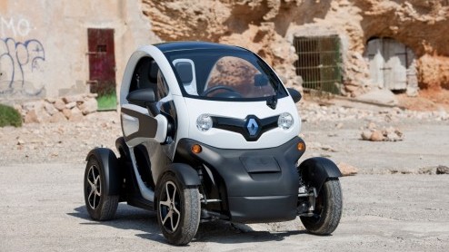 Is het een auto, een overdekte scooter, een karretje voor op de maan of een quad voor in de stad? De elektrische Renault Twizy roept vele vragen op en vraagt aandacht. Renault stuurde ons naar Ibiza o