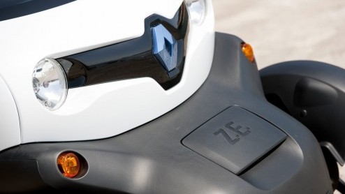 Is het een auto, een overdekte scooter, een karretje voor op de maan of een quad voor in de stad? De elektrische Renault Twizy roept vele vragen op en vraagt aandacht. Renault stuurde ons naar Ibiza o
