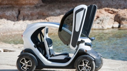 Is het een auto, een overdekte scooter, een karretje voor op de maan of een quad voor in de stad? De elektrische Renault Twizy roept vele vragen op en vraagt aandacht. Renault stuurde ons naar Ibiza o