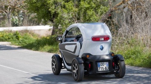 Is het een auto, een overdekte scooter, een karretje voor op de maan of een quad voor in de stad? De elektrische Renault Twizy roept vele vragen op en vraagt aandacht. Renault stuurde ons naar Ibiza o