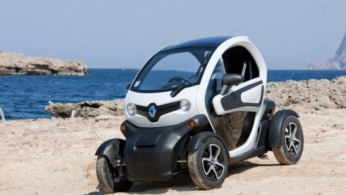 Is het een auto, een overdekte scooter, een karretje voor op de maan of een quad voor in de stad? De elektrische Renault Twizy roept vele vragen op en vraagt aandacht. Renault stuurde ons naar Ibiza o