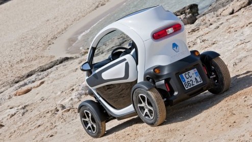 Is het een auto, een overdekte scooter, een karretje voor op de maan of een quad voor in de stad? De elektrische Renault Twizy roept vele vragen op en vraagt aandacht. Renault stuurde ons naar Ibiza o