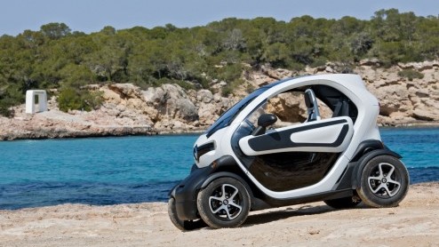Is het een auto, een overdekte scooter, een karretje voor op de maan of een quad voor in de stad? De elektrische Renault Twizy roept vele vragen op en vraagt aandacht. Renault stuurde ons naar Ibiza o