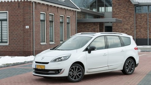 De Renault (Grand) Scnic is sinds jaar en dag marktleider in het MPV-segment. Ook in Nederland. Dat willen de Fransen graag zo houden en dus zijn beide modellen voor 2012 opgefrist. Het belangrijkste