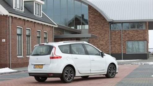 De Renault (Grand) Scnic is sinds jaar en dag marktleider in het MPV-segment. Ook in Nederland. Dat willen de Fransen graag zo houden en dus zijn beide modellen voor 2012 opgefrist. Het belangrijkste
