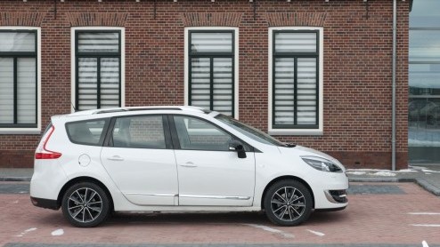 De Renault (Grand) Scnic is sinds jaar en dag marktleider in het MPV-segment. Ook in Nederland. Dat willen de Fransen graag zo houden en dus zijn beide modellen voor 2012 opgefrist. Het belangrijkste